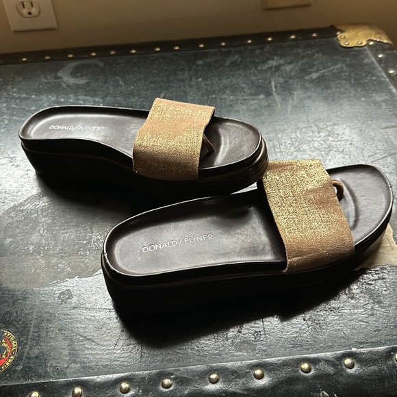 Donald J Pliner slides - Picture 2 of 8